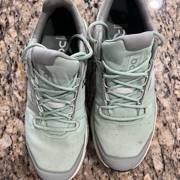 Worn just a few times. On Running / On Cloud women’s trail Shoes - Picture 4 of 4